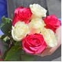 Букет из 7 белых и розовых роз