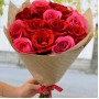 Букет Красные и розовые розы в крафте 15 шт